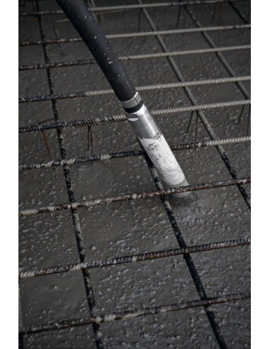 Vibrator za beton utrjuje sveže vlit beton na jekleni armaturni mreži.