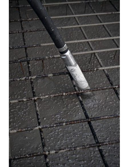 Vibrator za beton utrjuje sveže vlit beton na jekleni armaturni mreži.